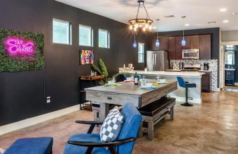 Upstay Entertainment Hub w Games & Outdoor Firepit - Foto 7