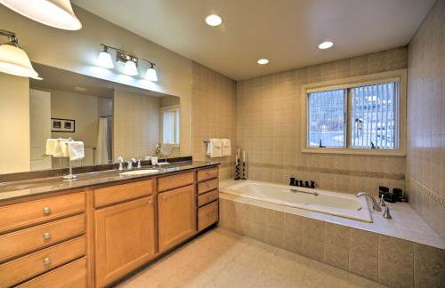 Lakefront Bolton Retreat with Balcony and Views! - Foto 20