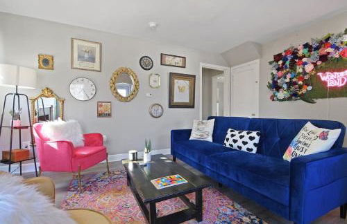 Down the Rabbit Hole walk to downtown - Foto 7