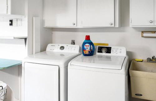 Stylish coastal retreat with Heated Saltwater pool - Foto 30