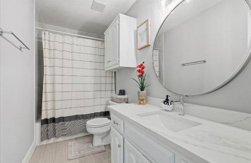 3-BD 2-BA Frisco Getaway - Backyard Patio BBQ - Foto 27