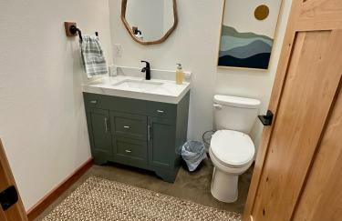 Whispering Pines Retreat, Secluded Cabin with Hot Tub & Pond - Foto 13