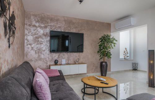 Villa with nice pool, luxuriously furnished, quiet area - by TRAVELER tourist agency Krk ID2389 - Foto 28