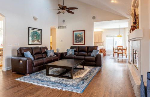 Luxurious 4BR Retreat - Pool Table & Chic Amenities - Photo 12