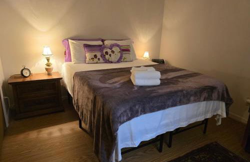 Entire 2-bedroom, 2 bath home with parking and newly renovated floors - Foto 4