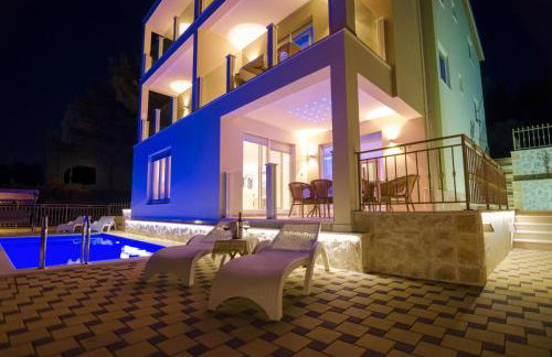 Luxury Villa Star Lights Trogir - heated pool, hot tub, gym, billiard - Foto 1