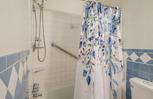 Work and Play Near DC Extended Stay with Large Yard - Foto 12