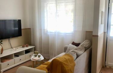 City Break-Quiet House with Private Patio - Foto 26