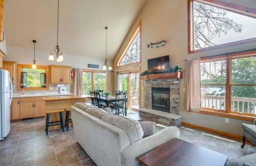 Lakefront Wisconsin Getaway with Kayak and Boat Dock! - Foto 1