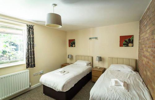 Norbury, woodland lodge with hot tub for 12 - Foto 33