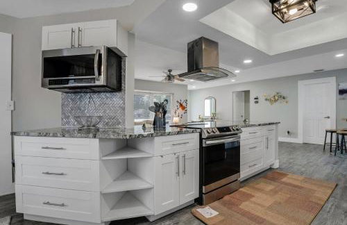 Luxe by Jenn - 3BR Retreat with Heated Pool - Photo 42