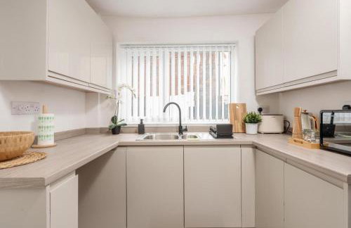 Liverpool Luxe Retreat 3 Bedroom House Next to Everton Stadium - Photo 13