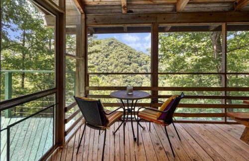 Beautiful Rustic Cabin Surrounded by Nature with Incredible Views and a Wrap-Around Deck for an Amazing Glamping Experience in Marshall, NC - Foto 14