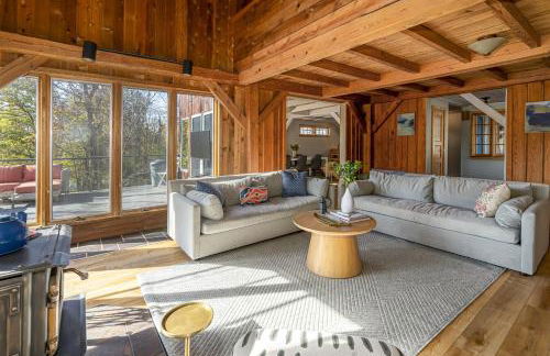 Luxury Lake House w Dock & Game Room - Photo 28