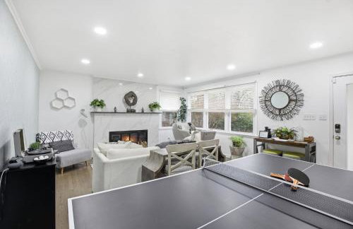 Stylish Hot Tub Retreat with Ping Pong home - Foto 6