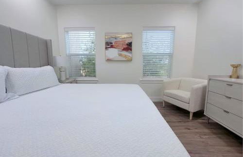 Luxurious Condo with Pool & Garage Close to Shopping - Foto 23