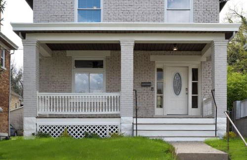 Deluxe 4-Bedroom w Huge Deck 3-Min to Downtown - Foto 33