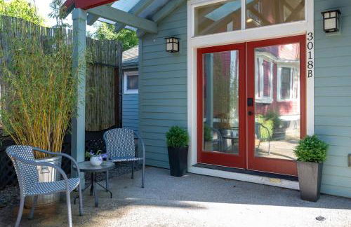 Cozy Laurelhurst Retreat - Photo 17