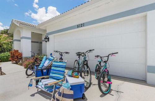 Villa Tropicana Luxury pool home. Gated community - Photo 30