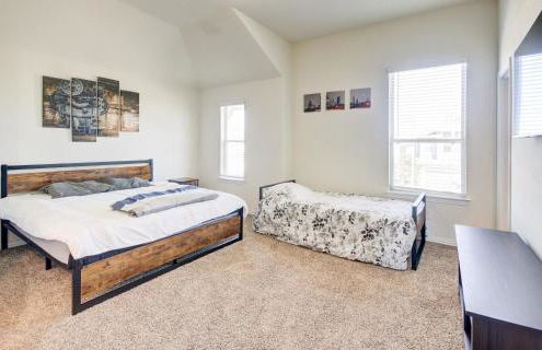 Meticulously-maintained 3-BR Townhouse w/ Backyard ~ Double-Story! - Foto 52