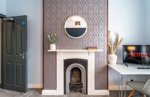4 Bedroom Stylish House in Redditch - Free Parking - Photo 9