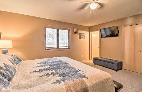 Cabin with Fire Pit and Movie Room, 1 Mi to Lake - Foto 22