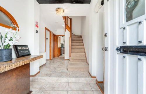 Barnet Serviced Accommodation - Elegant 5-Bedroom Home, Just a 7-Minute Stroll from High Barnet Station - Book Your Stay Today!" - Foto 16