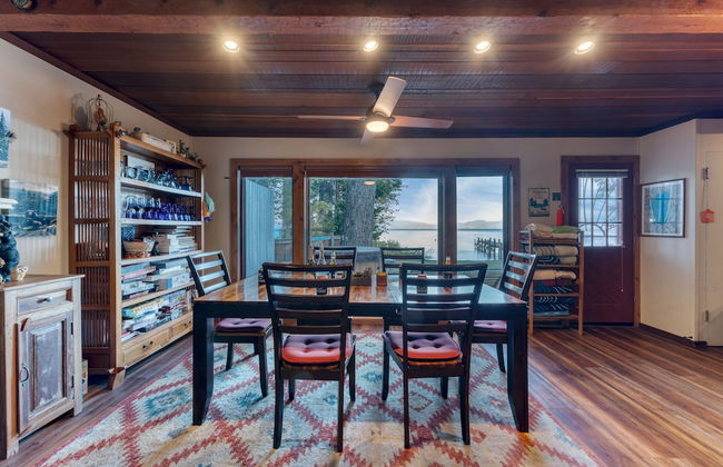 Lakefront Haven by Avantstay Minutes to Ski Resorts Private Dock Boat - Photo 4