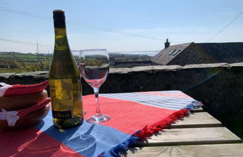 The Front Wing - Pen y Graig farmhouse, Church Bay, sea views near beach No Pets - Foto 4