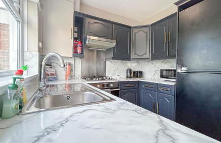 Promo Rate - New Malden 3BDR House with Garden & FREE Parking near Raynes Park, Kingston upon Thames & Wimbledon by NourNest Apartments - Foto 17