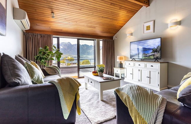 Spacious Lake View Alpine Townhouse Walk TO Town - Foto 1