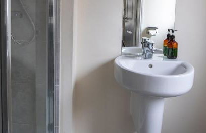 Impressive 4 Bed House Sleeps 8 - Private Parking Fast Wi-Fi Netflix & Foosball, Business Insurance and Leisure Travellers Welcome - Foto 22