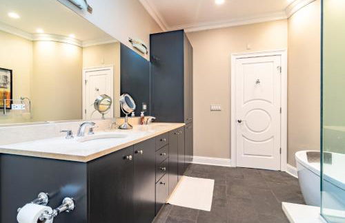 Luxurious Gold Coast 4BR 4-Story Villa with Parking Sleeps 12 Guests - Photo 21