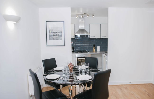 Riverside 2 Bed Apartment - Foto 11