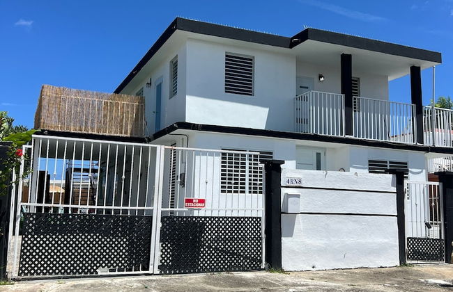 Stylish Remodeled 3BR w Yard Near Airport and Beaches - Foto 15