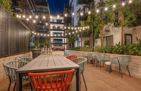 Hollywood Penthouse with Balcony & Pool View - Photo 30