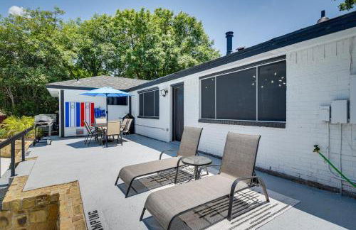 11 Mi to Six Flags! Poolside Oasis in Bedford - Foto 29