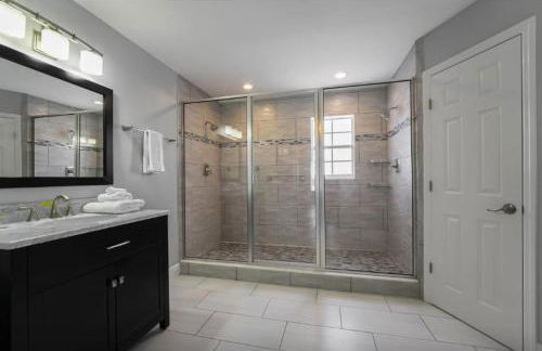 Fully Refurbished Vacation Home with South Facing Pool and Spa with Lake View in Quiet Community Nr Disney - Foto 21