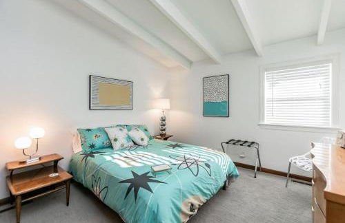 Mid-Century Style And Class In Quiet NE Location - Foto 3