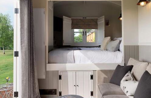 The Red Lion - Shepherd Huts - Photo 2