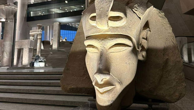 Buste du pharaon Akhenaton sur les marches du musée