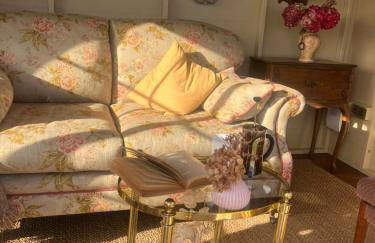 The Pink Cottage upstairs suite & Garden Summer Room - Foto 78