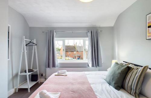 Stunning Family Home with Comfortable Surroundings by Our Home Short Stays ideally situated within Greater Manchester - Photo 10