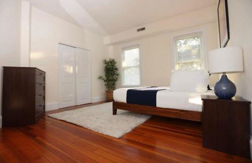 Stylish Apartment in Malden 20 Min from Boston #2 - Photo 3