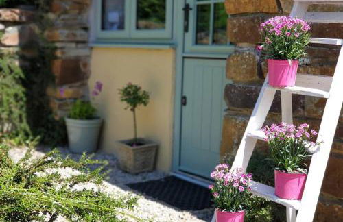 The Bothy near Tenby, Big Projector Screen, Four-poster bed, on-site HOT TUB access via Spa Pack - Photo 4