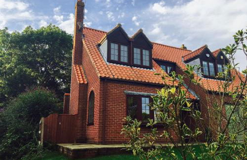 Holly Bank - Photo 1