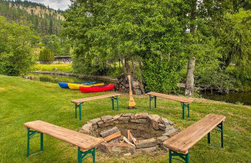 Waterfront Cabin with 2 Boat Docks and Mtn Views! - Foto 2