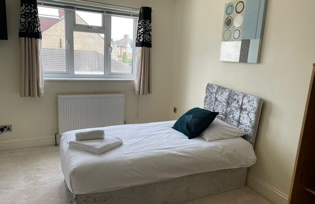 3-bed Semi-detached House, Wifi, Parking, Outdoor Space - Photo 4