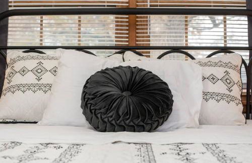 3 Bed 2 Bath Home w 2 Car Garage & Fitness Room - Foto 29