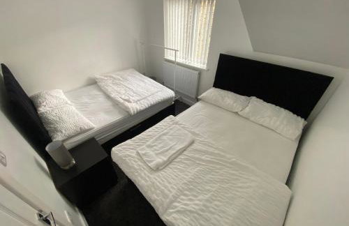 Modern 3- Bed Holiday Home - Private Parking Sleeps 10- 2 Min M62 - Foto 18